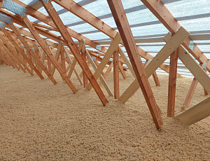 Zateplení dřevostavby pomocí dřevovláknité foukané izolace